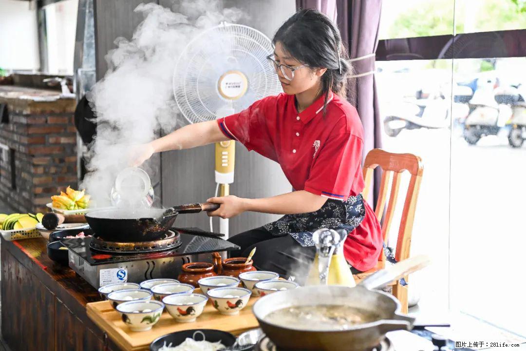 全网追的“扁担女孩”，找了一份暑假工，时薪12元 - 上饶生活资讯 - 上饶28生活网 sr.28life.net
